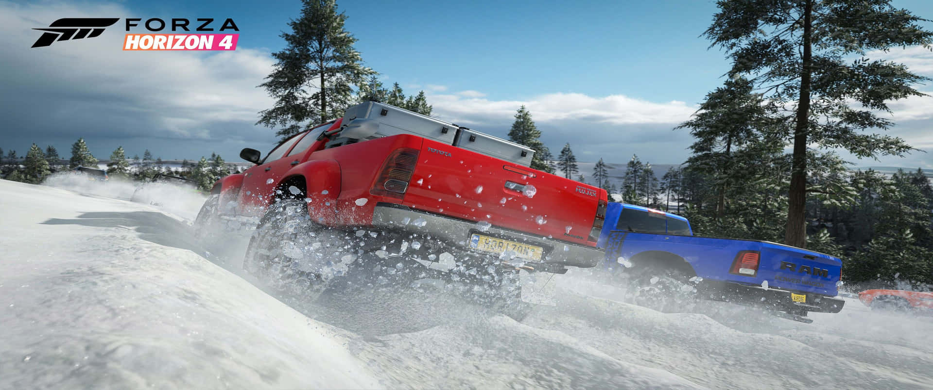 冬季比賽期間，兩輛皮卡車在積雪的森林地形中漂移。