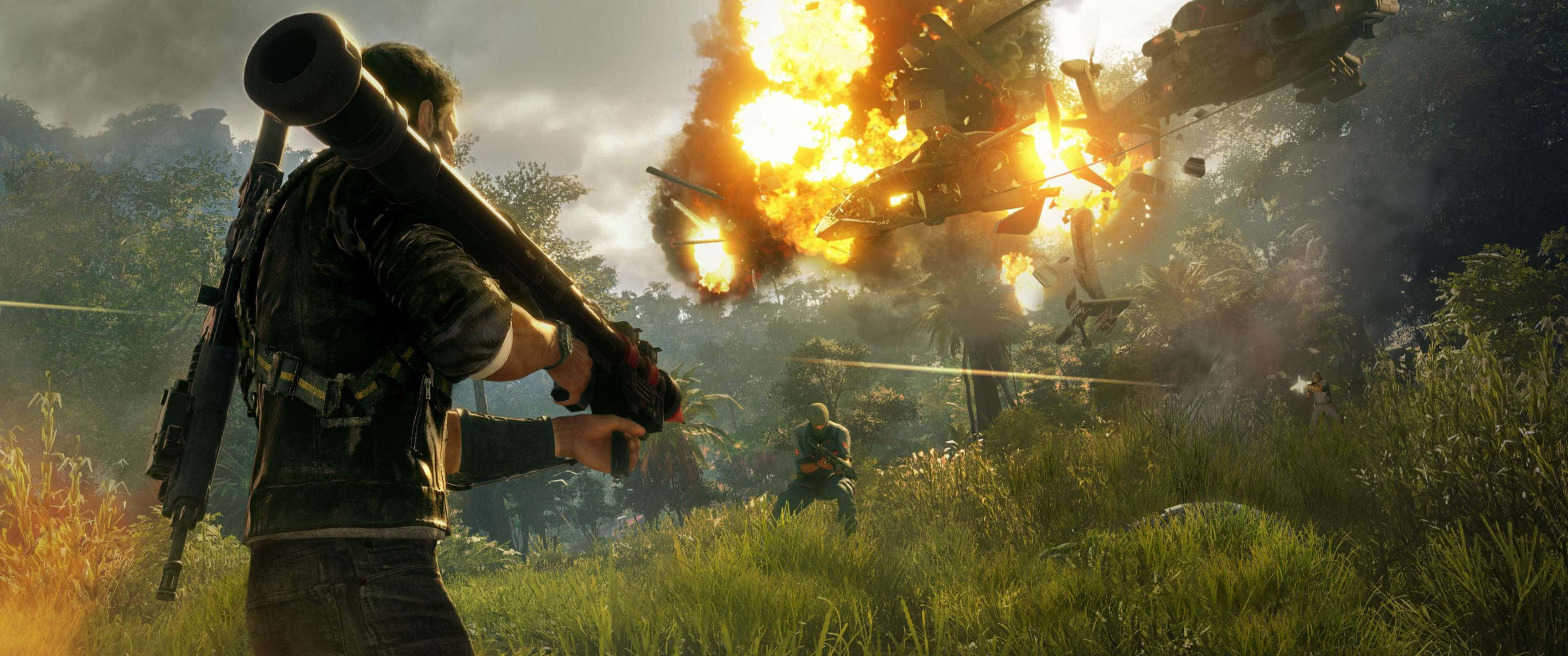 3440x1440p《Just Cause 4》士兵戰鬥場景背景 壁紙 — 一名士兵在叢林中向一架墜落的直升機發射火箭筒，火焰和濃煙滾滾。