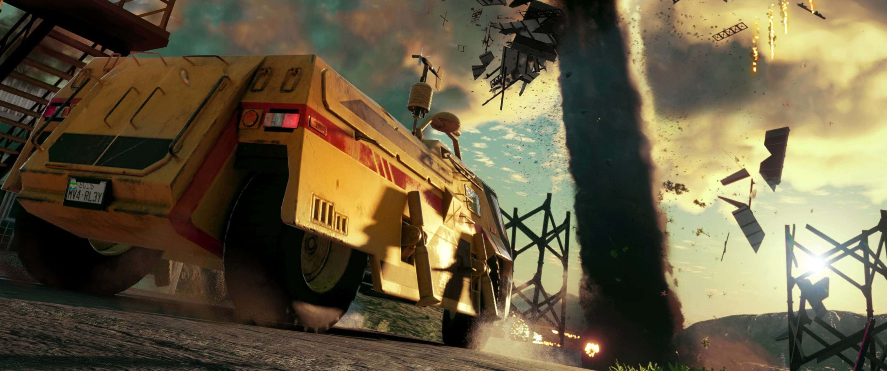 3440x1440p《Just Cause 4》主力戰車背景 壁紙 — 一架黃色裝甲車在混亂的戰場上疾馳，碎片飛揚，巨大的龍捲風撕裂了景觀。