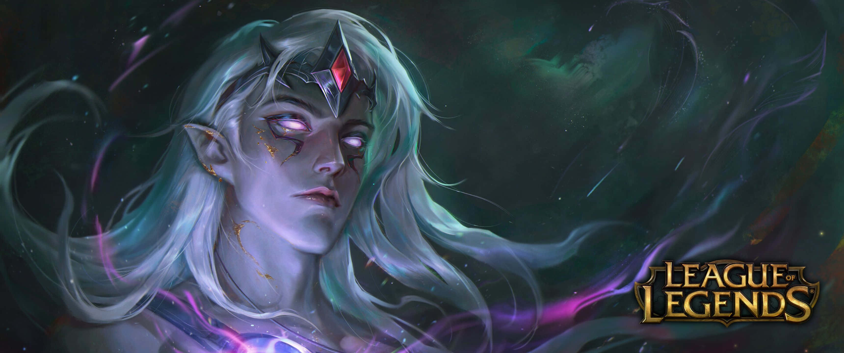 瓦洛斯《英雄聯盟》3440x1440p 壁紙 — 一個擁有發光眼睛和飄逸銀色頭髮的奇幻精靈，站在帶有紫色能量漩渦的黑暗宇宙背景前。