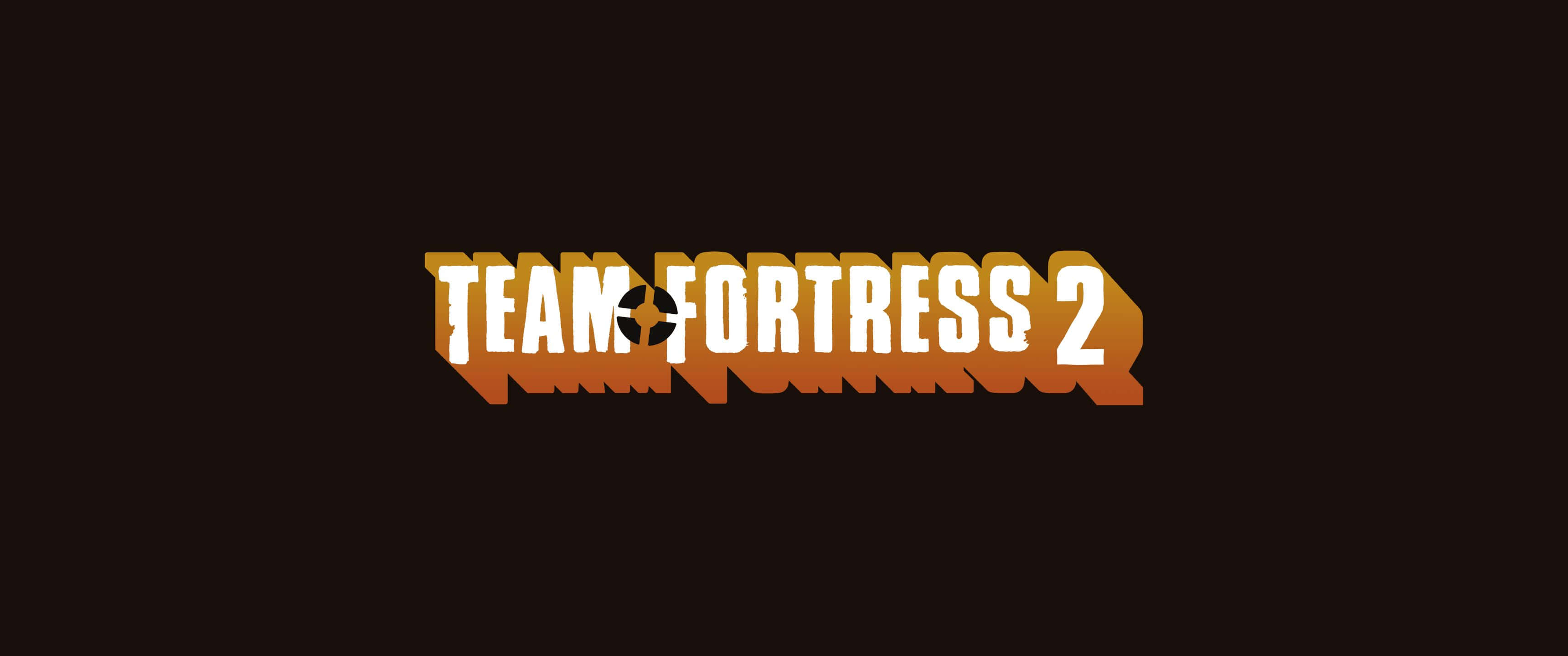 3440x1440p Team Fortress 2 背景：開放戰場等你來挑戰！ 壁紙 — 大膽的橙色和白色 Team Fortress 2 標誌居中在深棕色背景上，文字中有一個風格化的彈孔。