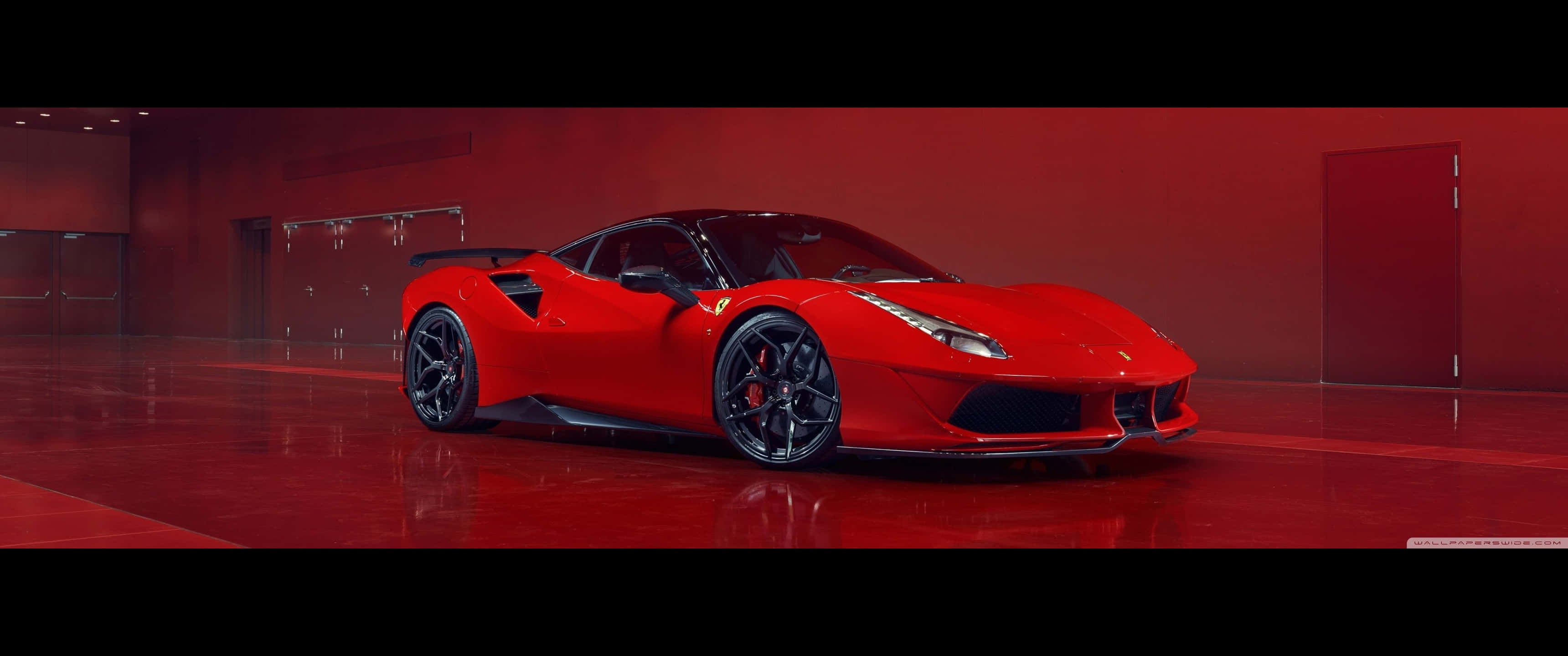 3440x1440p 法拉利紅色房間背景 壁紙 — 一架時尚的紅色法拉利跑車在極簡主義工作室中，在戲劇性的紅色燈光下閃閃發光，地板具有反射效果。