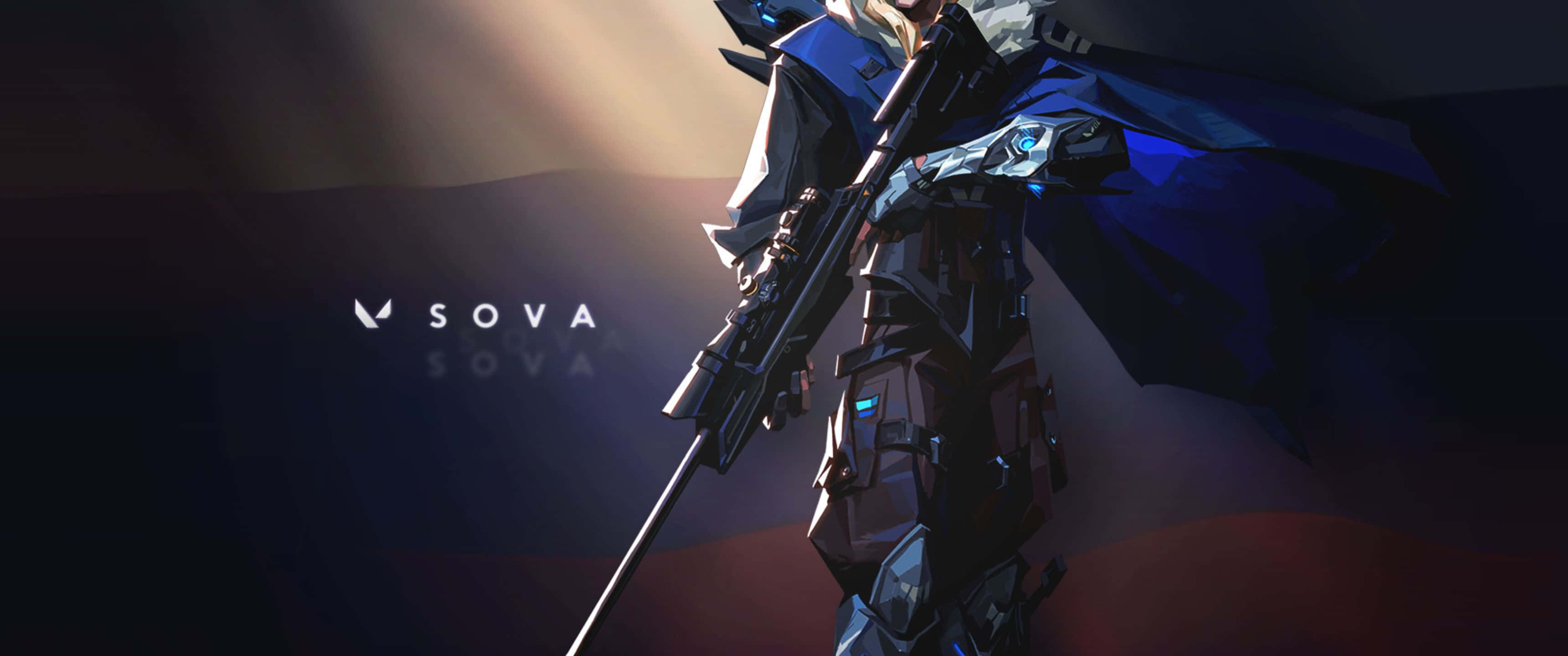 3440x1440p 無畏戰隊 Sova 背景 壁紙 — 一個身穿戰術裝備和藍色斗篷的數碼藝術角色，在戲劇性的日落背景下持狙擊步槍擺出姿勢。