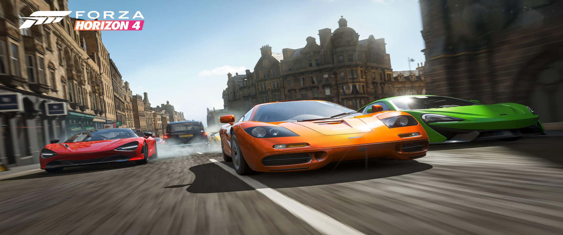3440x1440p 街頭賽車 Forza Horizon 4背景 壁紙 — 三輛高性能跑車在陽光明媚的歐洲城市街道上奔馳，背景是歷史建築。