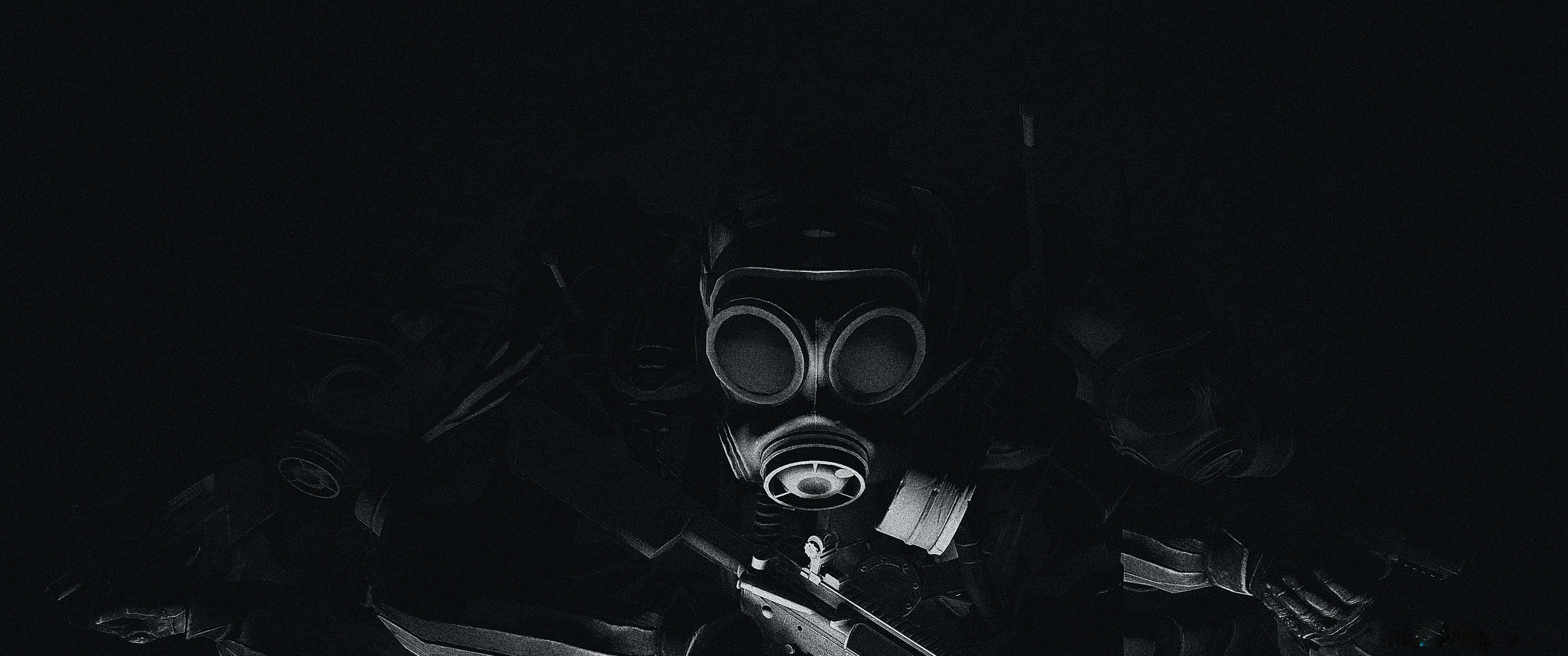 3440x1440p 解析度體驗《反恐精英：全球 Offensive》 壁紙 — 一個孤獨的身影戴著防毒面具和戰術裝備，從黑暗中出現，手持步槍，在 stark 單色場景中。