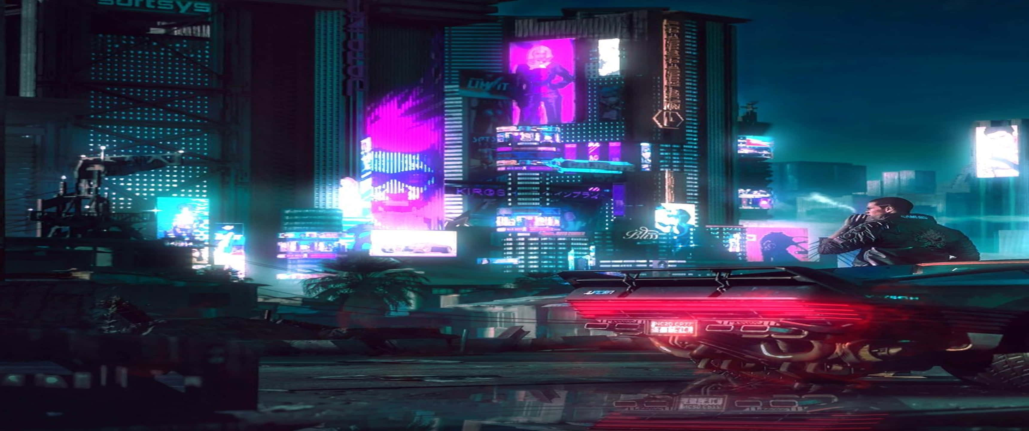 3440x1440p《賽博朋克2077》背景：男子在車旁抽菸 壁紙 — 一名孤獨的騎士騎著發光的紅色電單車，在夜晚穿梭於霓虹燈閃爍的賽博龐克城市景觀中，周圍是高聳的數碼廣告牌。