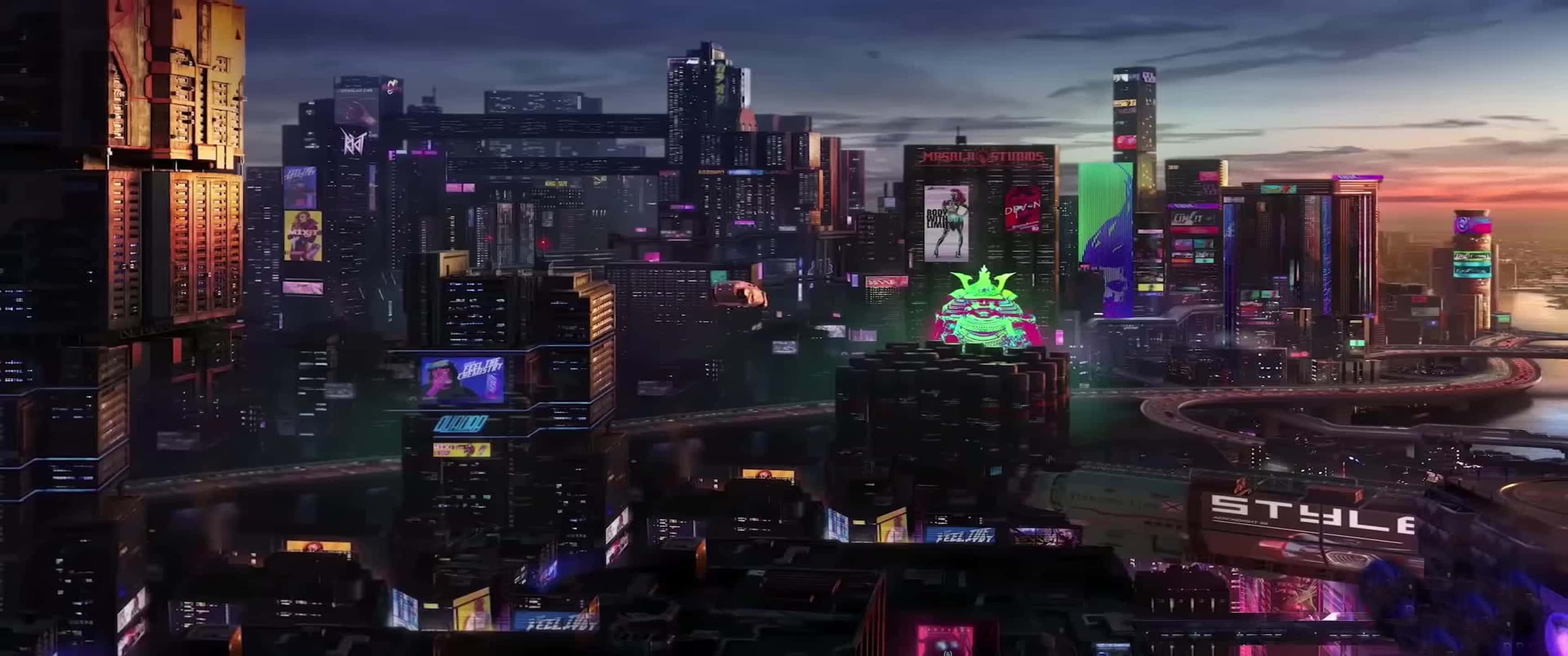 3440x1440p《賽博朋克2077》背景：未來城市高速公路 壁紙 — 黃昏時分，霓虹燈閃爍的賽博龐克城市景觀，高聳的摩天大樓閃耀著鮮豔的數位廣告牌和全息廣告。