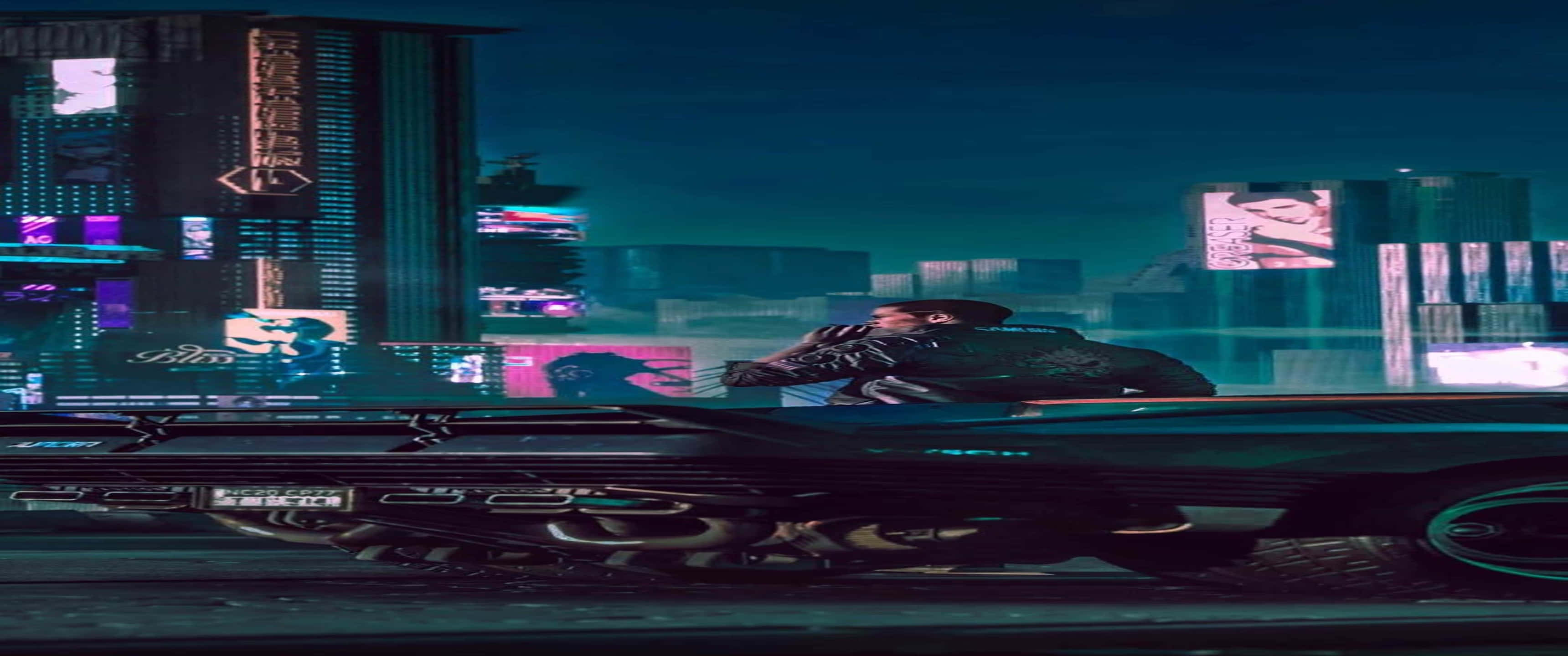3440x1440p《賽博朋克2077》背景：男子抽菸 壁紙 — 一個孤獨的身影駕駛著時尚的賽博龐克汽車，在夜晚霓虹閃爍、雨水浸濕的城市景觀中滑行。