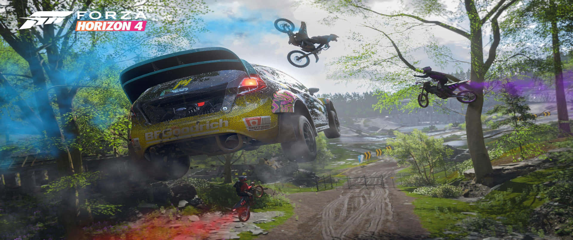 3440x1440p 賽車與機車 Forza Horizon 4背景 壁紙 — 一輛黃色拉力賽車和越野摩托車手在森林泥地賽道上飛馳，呈現高能量電子遊戲場景。