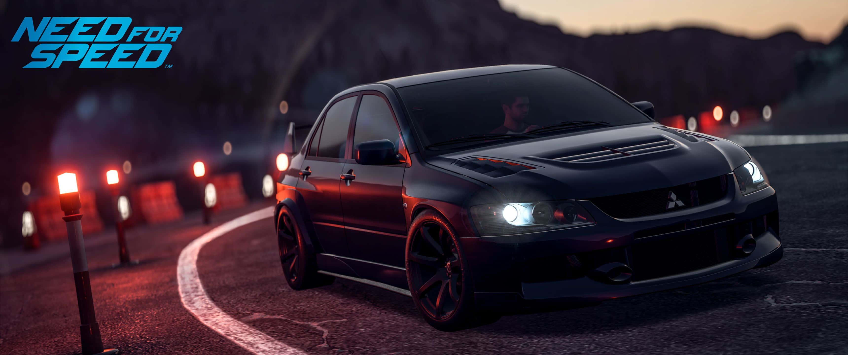 3440x1440p 高清畫質，體驗《Need for Speed》的驚心動魄 壁紙 — 一輛黑色三菱Lancer Evolution在黃昏時分在蜿蜒的道路上奔馳，發光的紅色護欄和車頭燈劃破暮色。