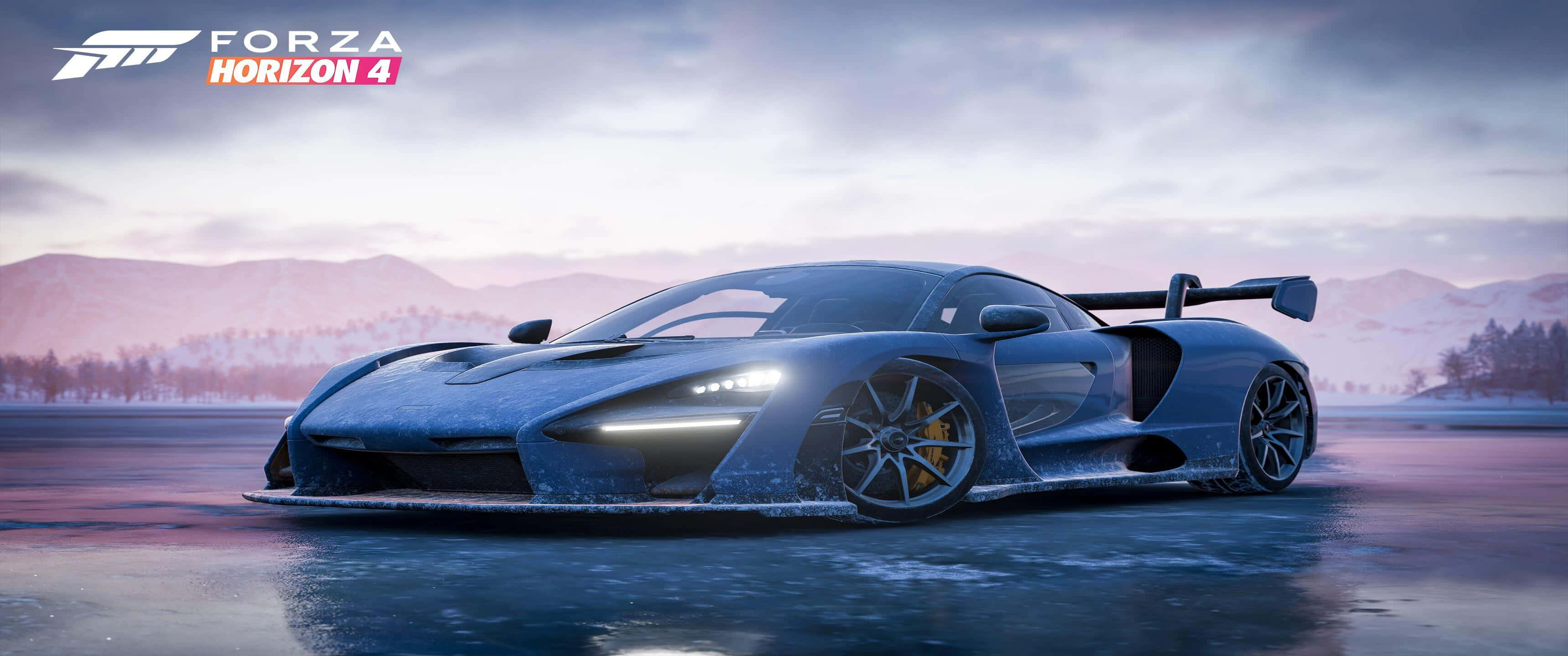 3440x1440p 麥拉倫Senna Forza Horizon 4 壁紙 — 一輛時尚的藍色超級跑車，表面結霜，在暮色中滑過冰凍的湖面，背景是白雪皚皚的山脈。