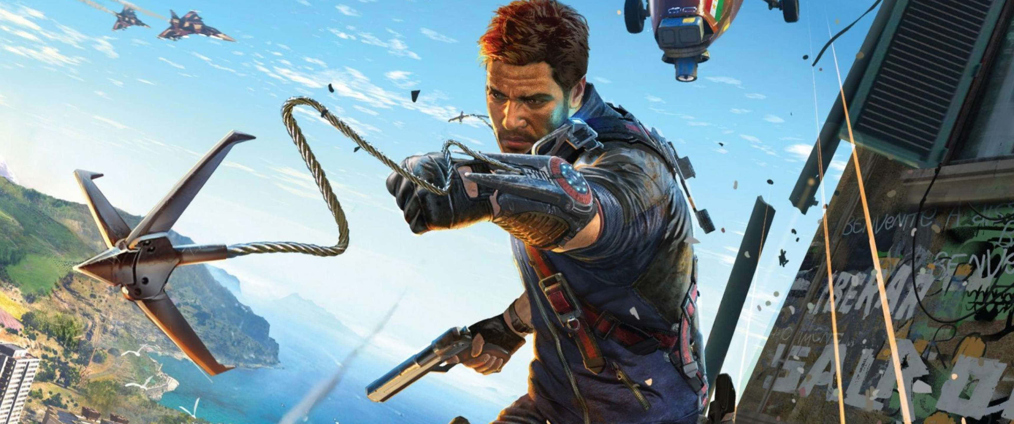 3440x1440p《Just Cause 4》動作冒險遊戲背景 壁紙 — 一個強悍的英雄在陽光明媚的海濱城市中擺盪，手持抓鉤和手槍，而戰鬥機在頭頂呼嘯而過。