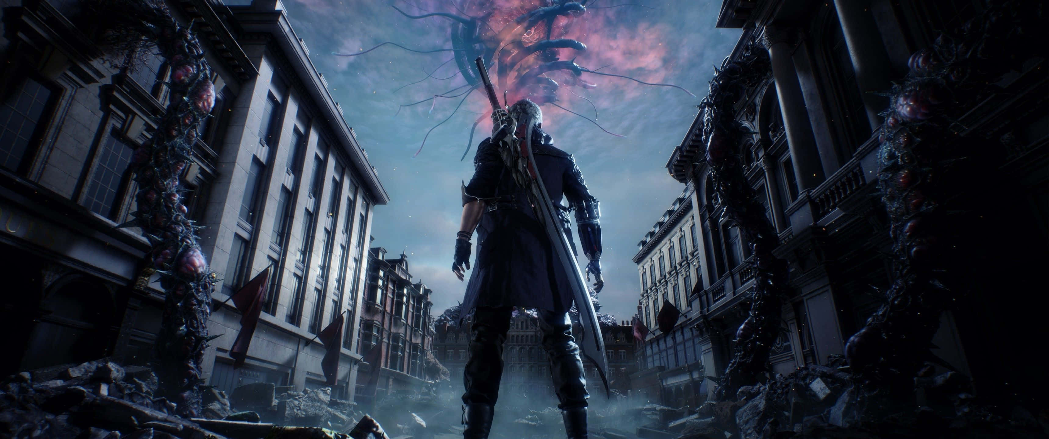 3440x1440遊戲《鬼泣5》 壁紙 — 一個孤獨的戰士站在廢墟的歐洲街道上，一隻巨大的紅色怪物在暴風雨的天空中若隱若現。