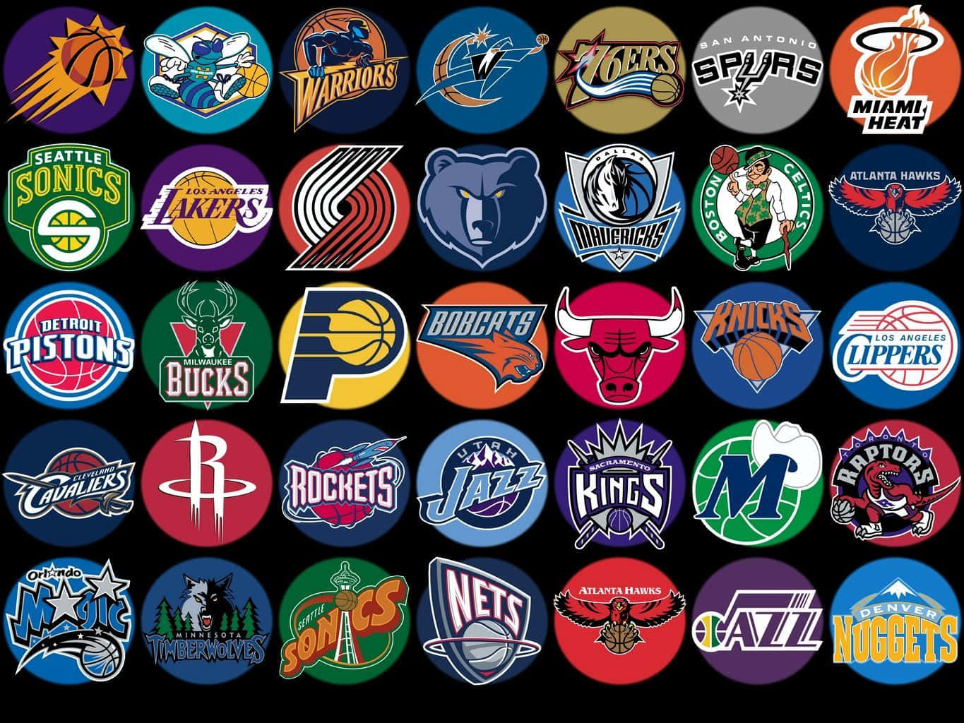 35款不同NBA隊徽 壁紙 — 黑色背景上色彩繽紛的NBA球隊標誌網格，展示職業籃球特許經營權。