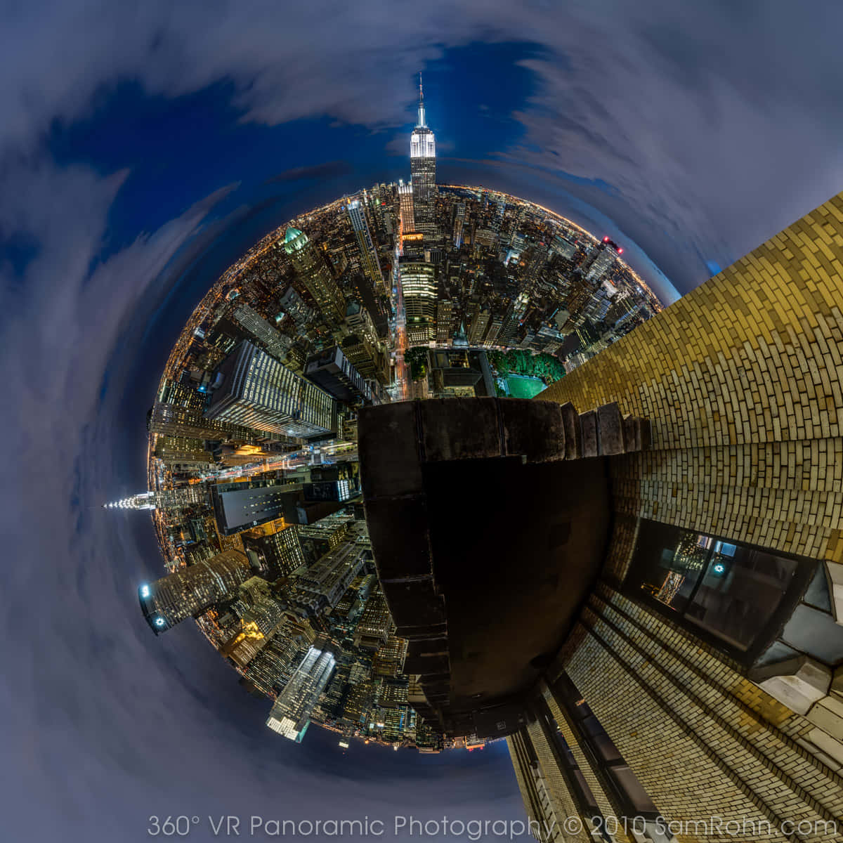 帝國大廈360度夜景 壁紙 — 紐約市夜晚的360度魚眼景觀，帝國大廈在中心發光。