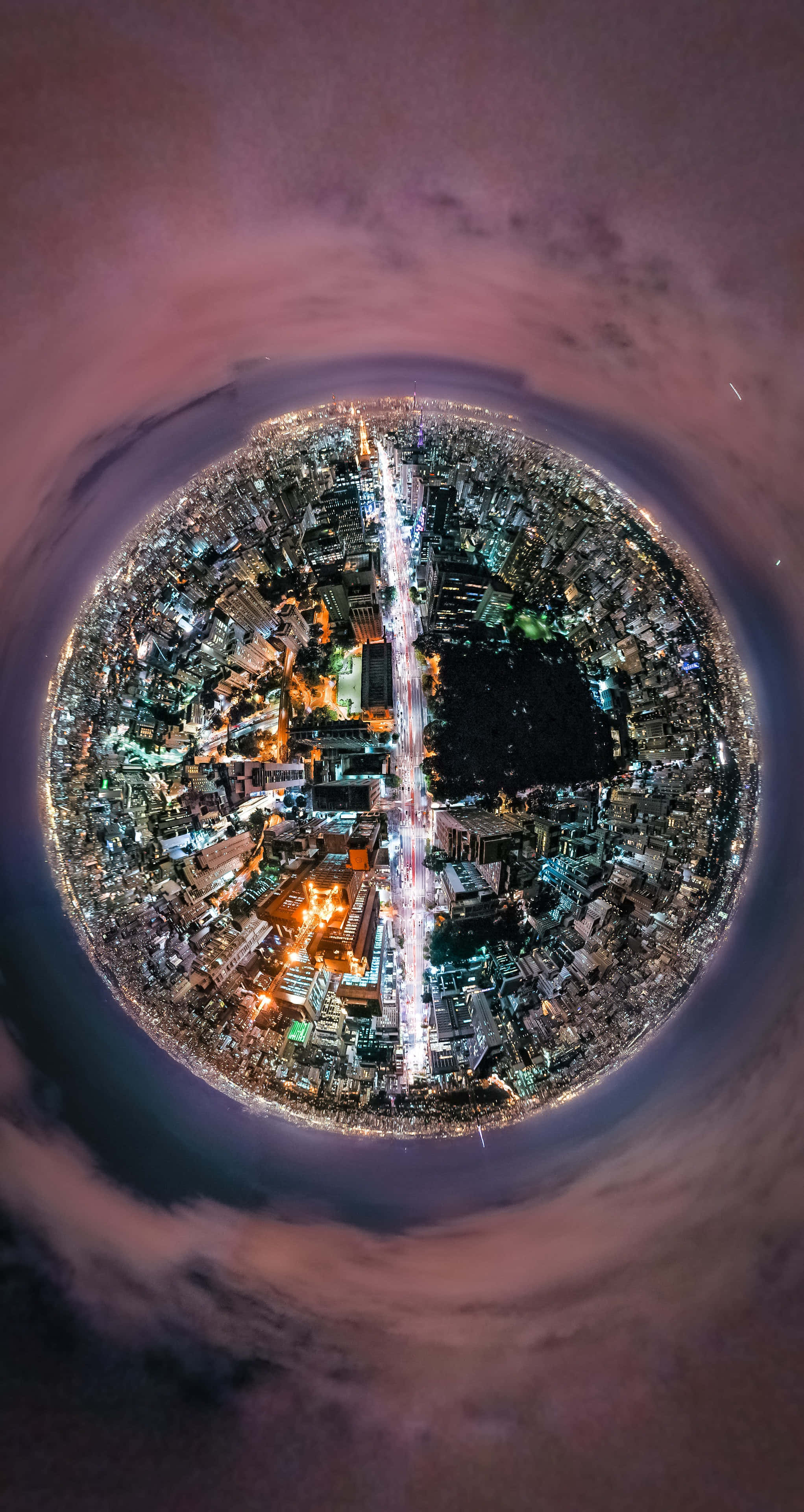 360度夜間城市全景 壁紙 — 一個令人驚嘆的360度魚眼視角，展現夜晚充滿活力的城市，燈光閃爍，雲霧繚繞。
