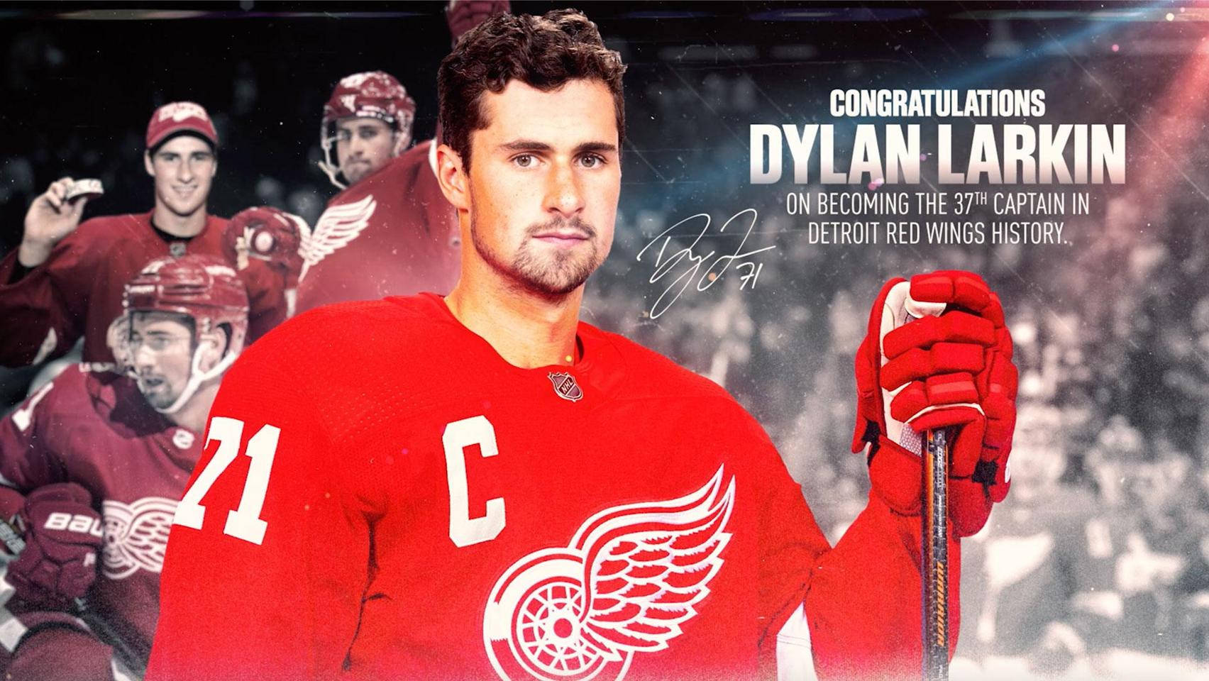 迪倫·拉金成為底特律紅翼隊第37任隊長 壁紙 — Dylan Larkin 身穿紅色底特律紅翼球衣，手持球棍，帶有 'C' 隊長臂章，慶祝他第37次擔任隊長的里程碑。