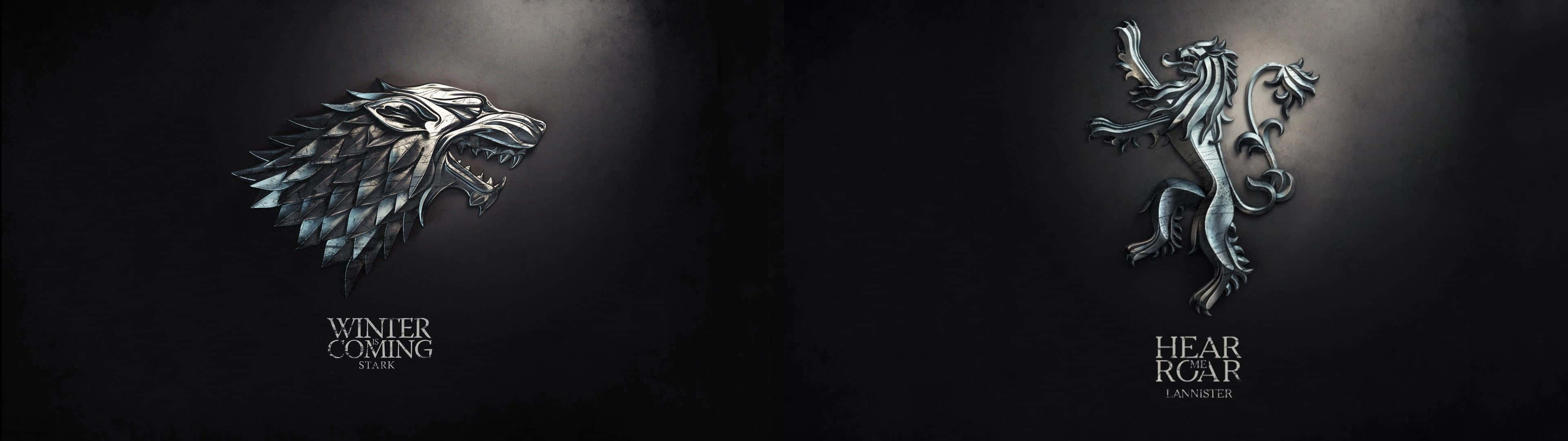 《冰與火之歌》3840x1080畫面 壁紙 — 《權力遊戲》中的兩個金屬家族徽章在聚光燈下於深色背景上發光。
