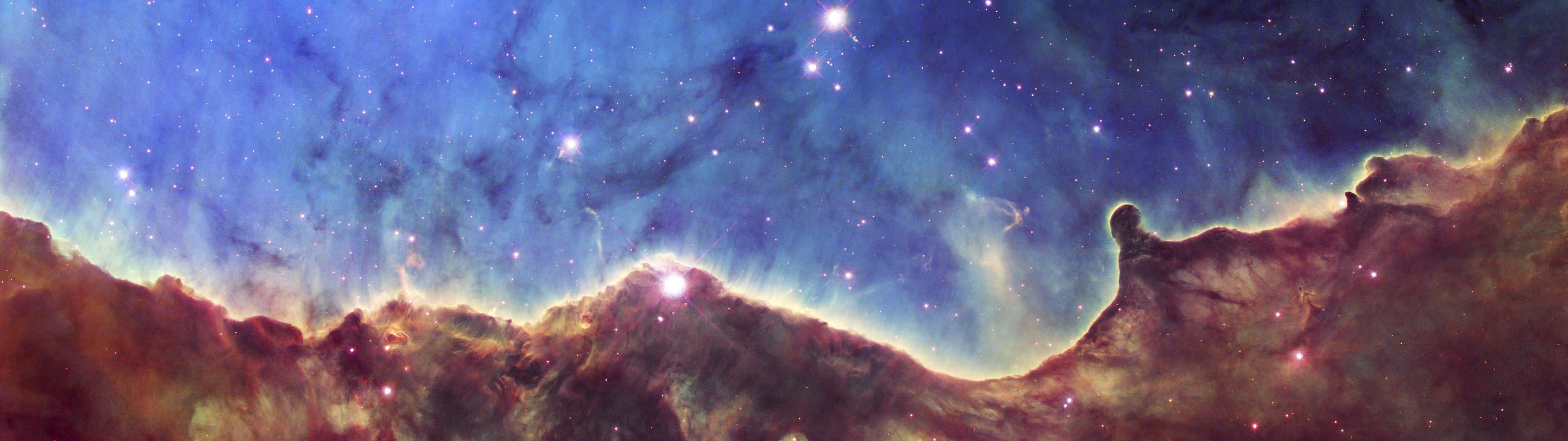 充滿活力的宇宙星雲，在深空中帶有發光的氣體雲和明亮的星星。
