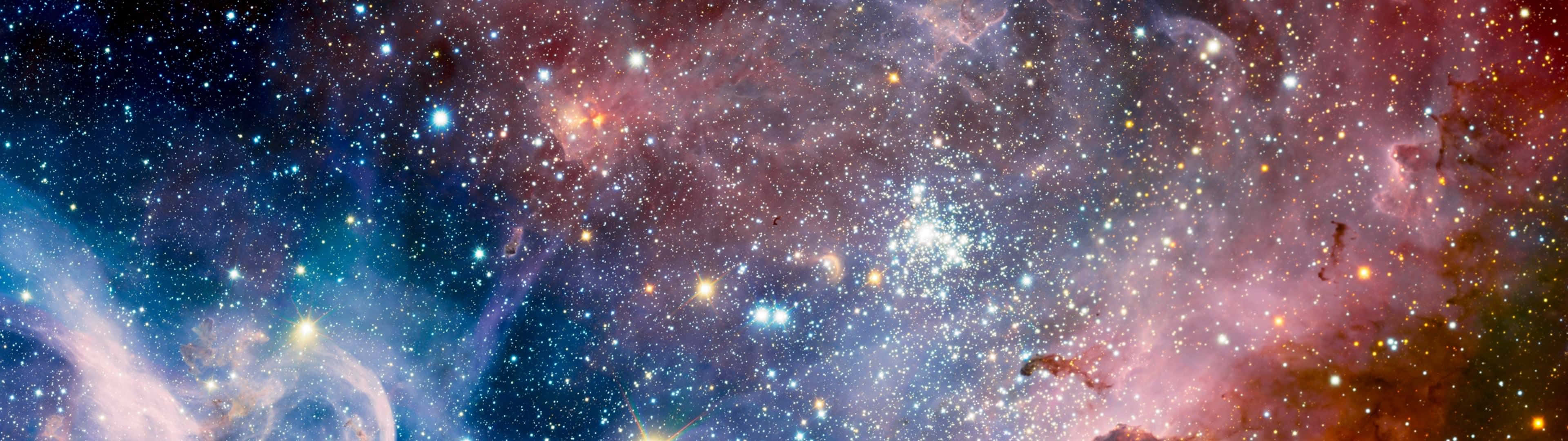 廣闊多彩的星雲和星星充滿了深空場景。