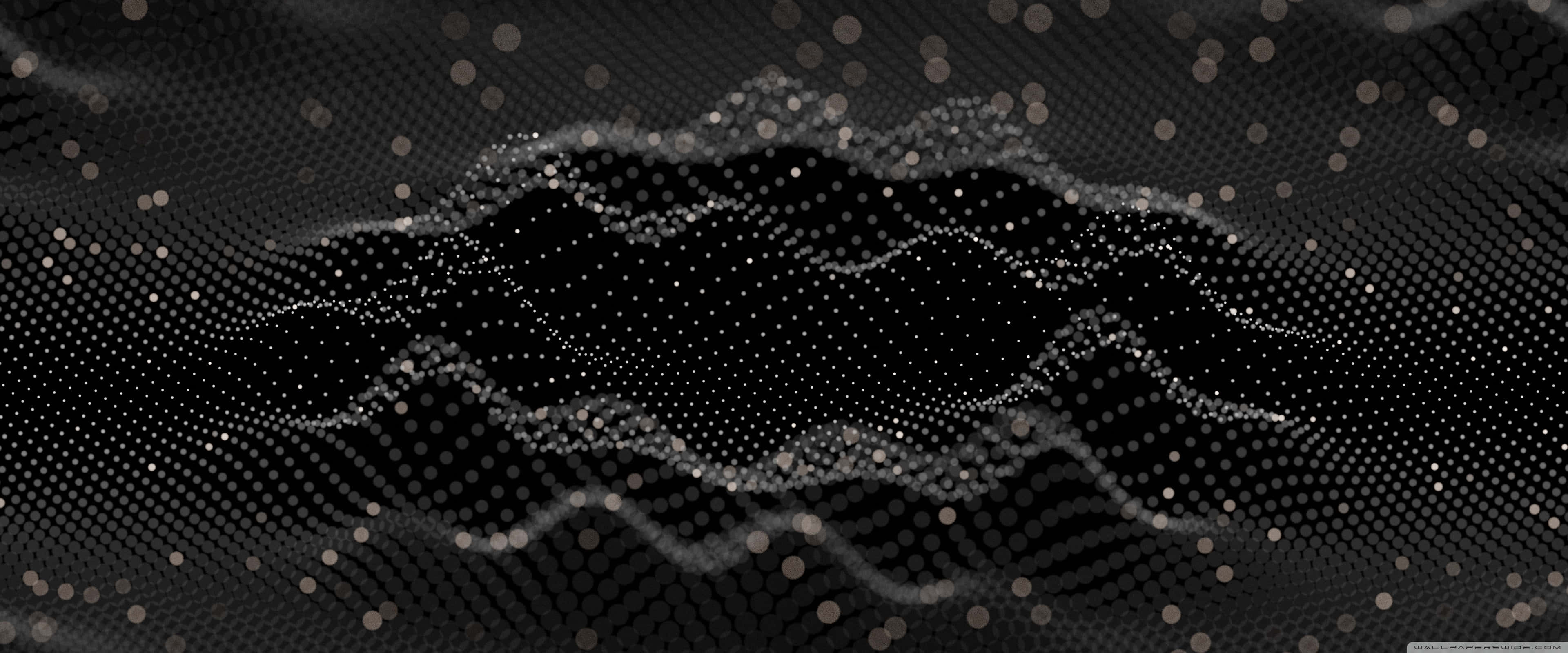 計算機的未來：蘋果 3840x1600 壁紙 — 光滑的黑色表面泛起漣漪，發光的銀色點點在深色紋理背景上形成起伏的波浪。