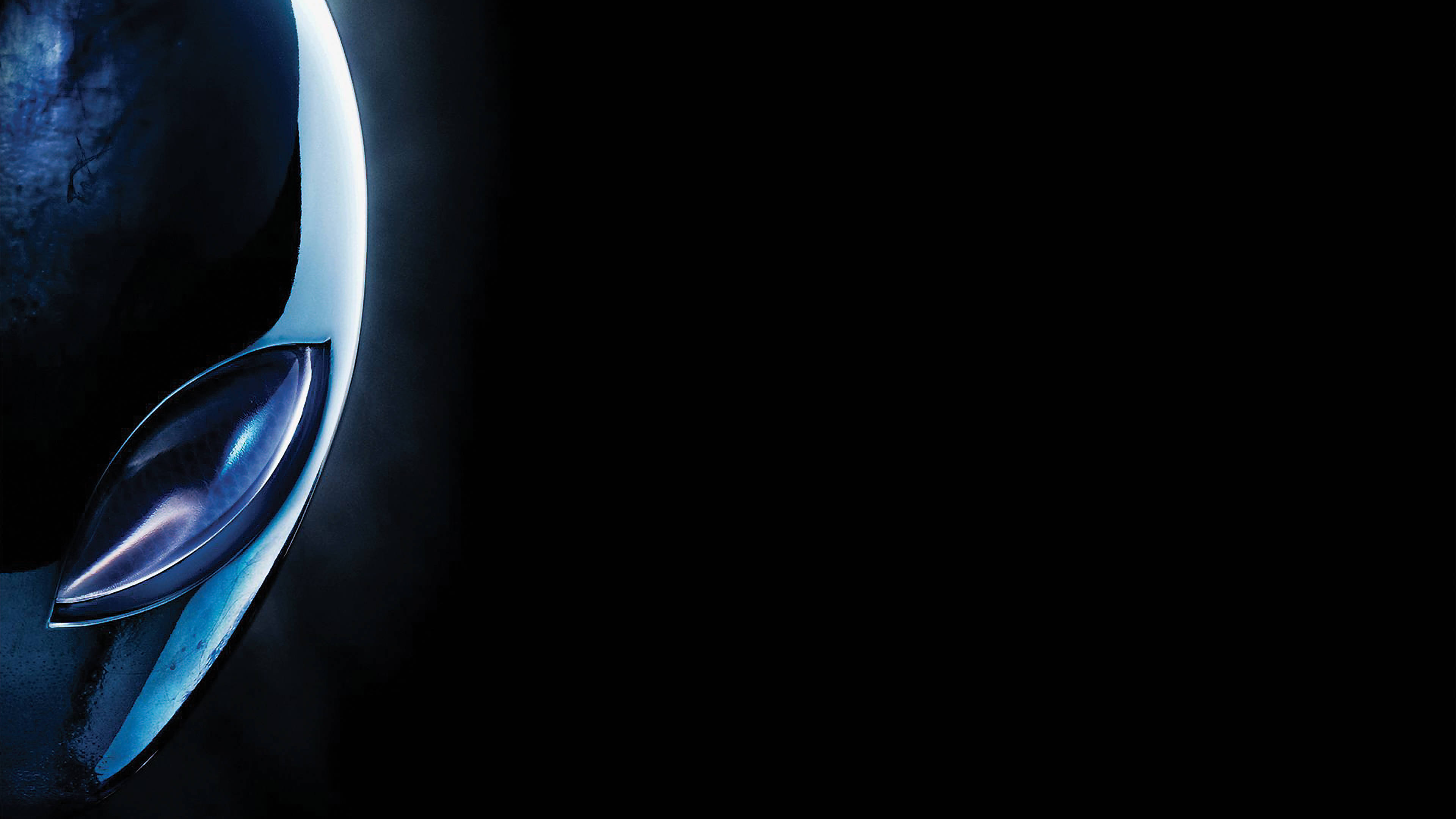 3840x2160 Alienware 側邊露出 壁紙 — 一個光滑的外星人頭部，帶有發光的藍色眼睛，從黑暗中浮現，呈現極簡科幻風格肖像。