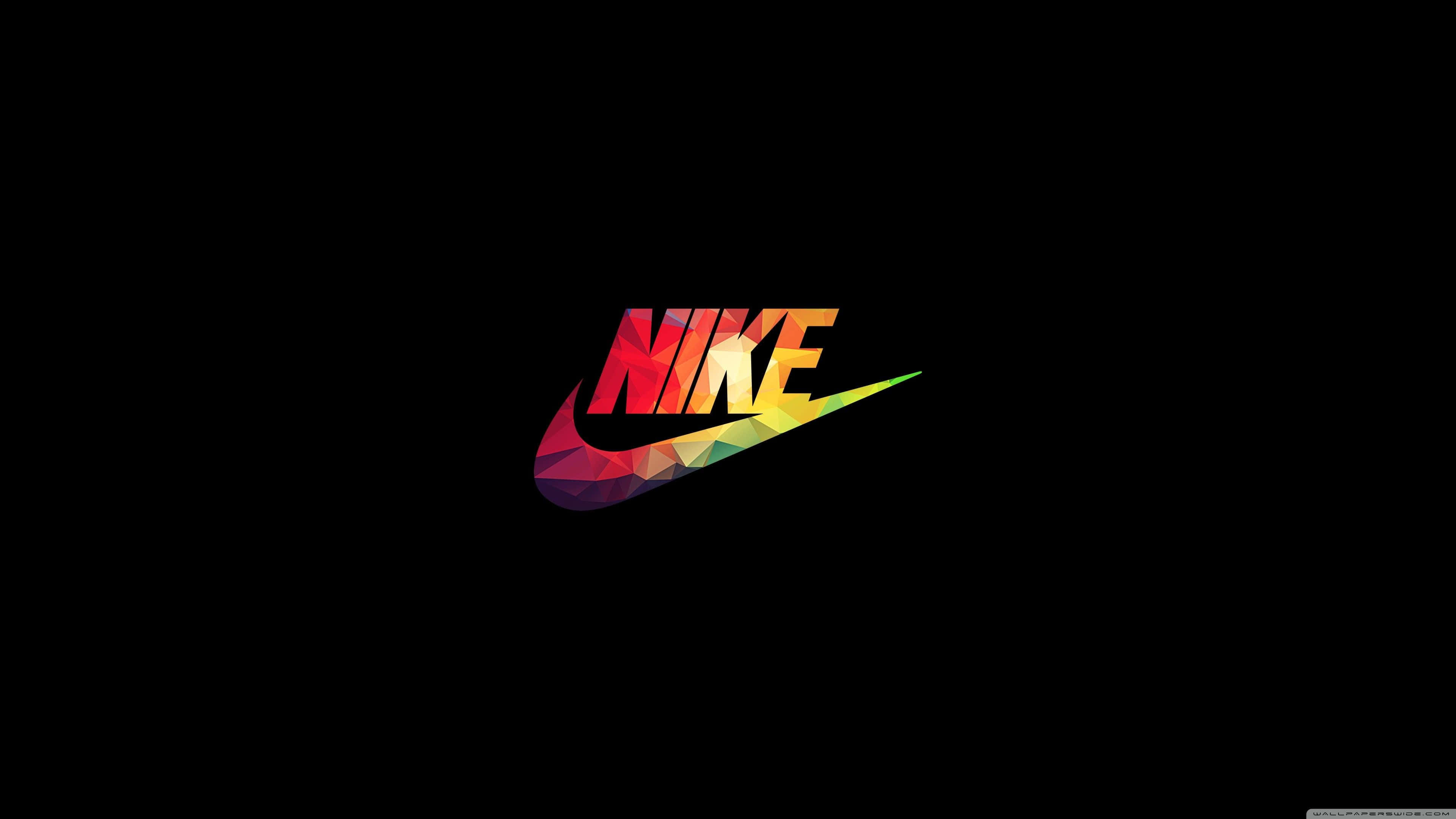 享受 3840x2160 UHD 4K 解析度帶來的清晰與細節 壁紙 — 一個充滿活力的幾何Nike標誌在純黑背景上散發出彩虹色彩。