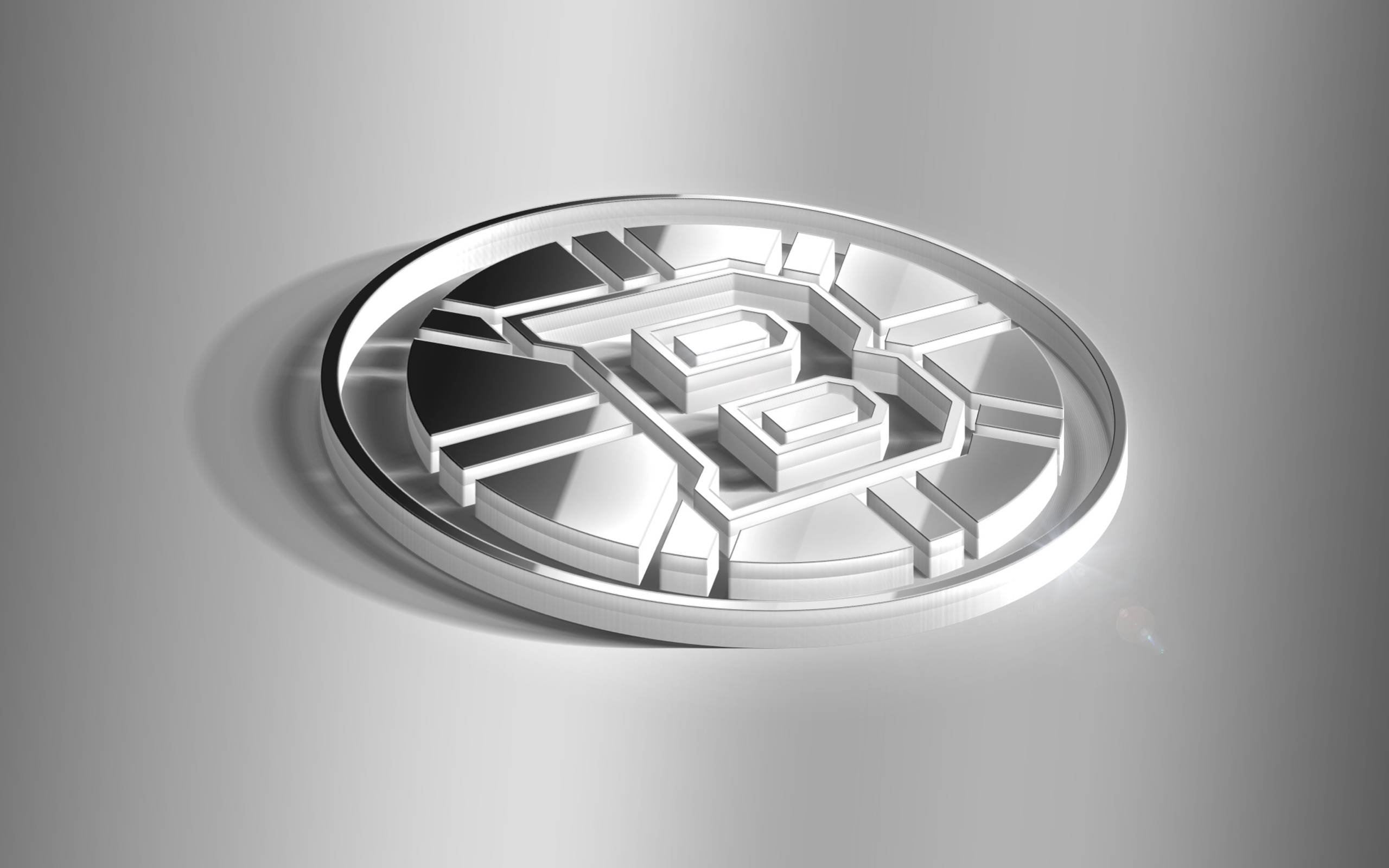 波士頓棕熊隊白色3D 壁紙 — 一枚光滑的銀幣，帶有幾何電路圖案，在柔和的攝影棚燈光下放置在漸變灰色表面上。
