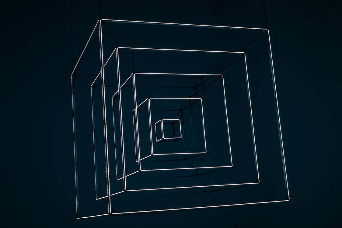 3D 立體立方體幾何圖形圖案 壁紙 — 一個發光的白色霓虹立方體雕塑，帶有嵌套的方形框架，在深藍色牆壁上無限延伸。