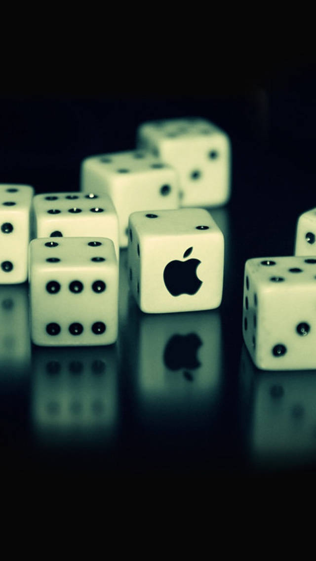 白色骰子，帶有Apple標誌，在黑暗反光表面上。