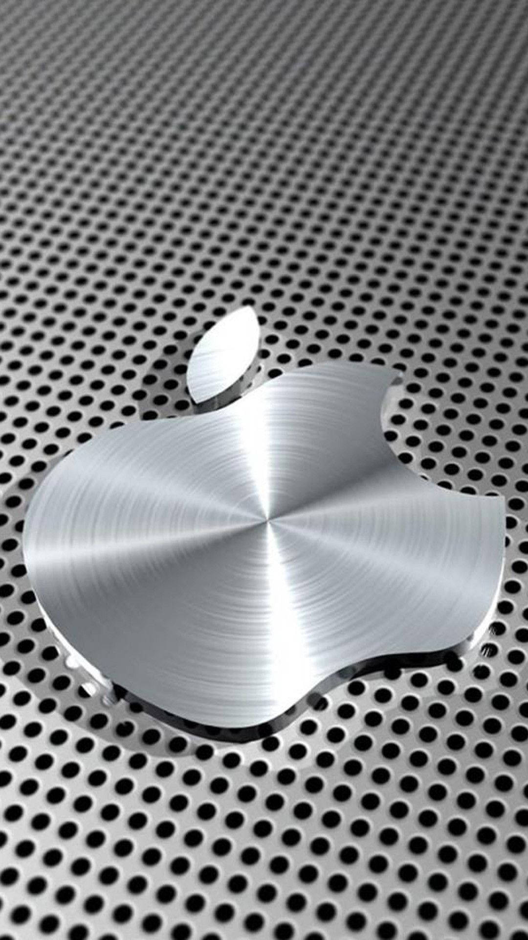 閃亮的 Apple 標誌在穿孔金屬背景上