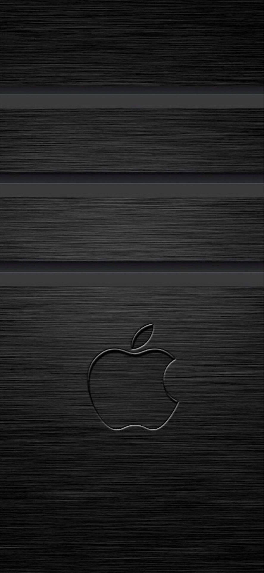 黑色拉絲金屬背景，中央有Apple標誌。