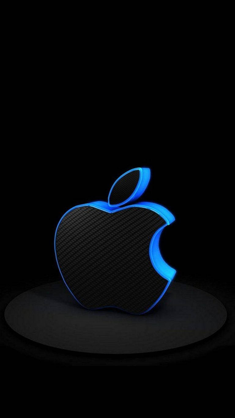 發光的藍色Apple標誌，帶有碳纖維紋理，置於深色底座上。