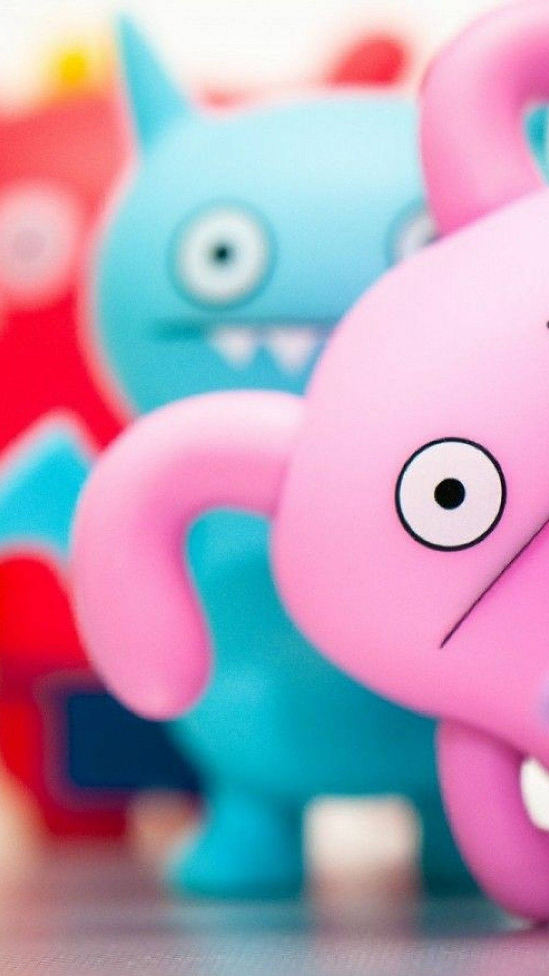可愛 3D 手機 Moxy 創造物 壁紙 — 色彩繽紛的Uglydoll玩具公仔特寫，大眼睛和柔軟塑膠質感，淺景深。