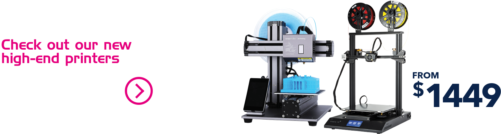 3D列印工作台必備用品宣傳橫幅 壁紙 — 兩部高端3D打印機，配有彩色線材捲軸和藍色打印物體，黑色背景。