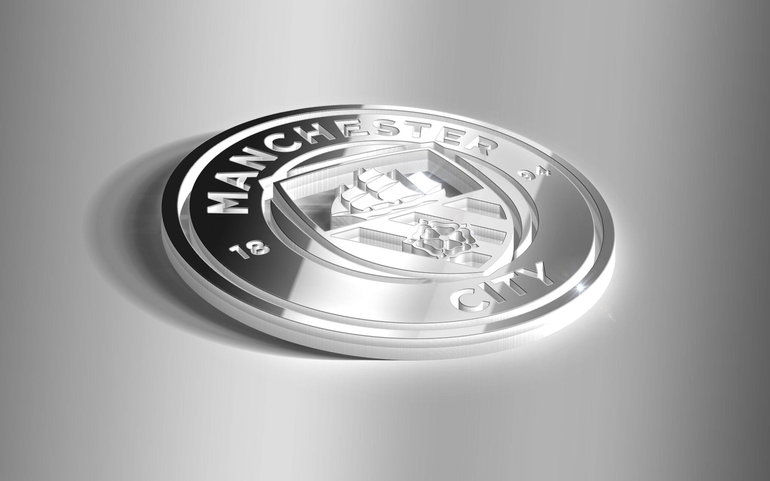 3D銀色曼城隊徽 壁紙 — 一個時尚的銀色3D渲染曼徹斯特城足球會徽章在柔和的工作室燈光下，在漸變灰色表面上閃耀。