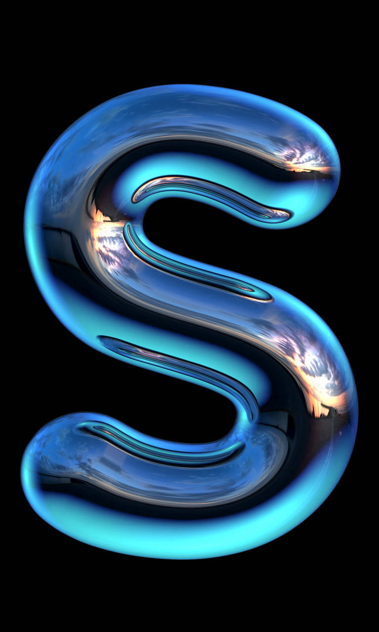 有光澤的藍色3D字母S在黑色背景上反射日落天空。