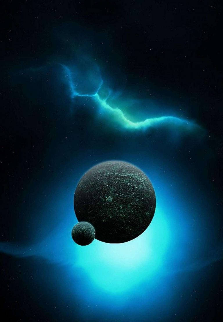 黑暗行星和衛星在深空中繞著發光的藍色星雲運行。