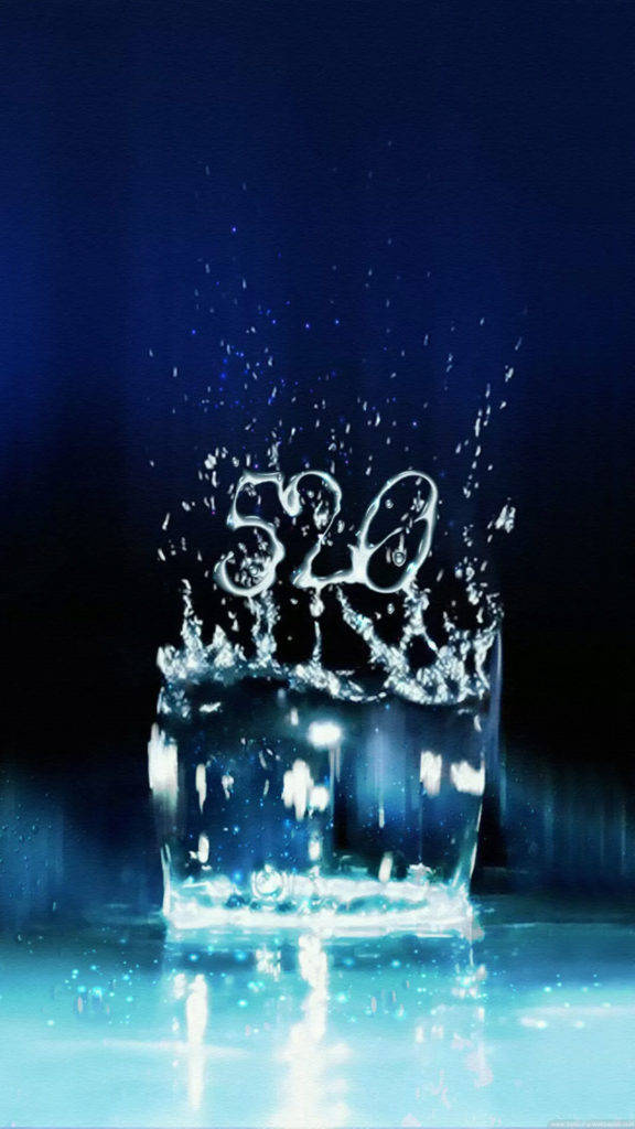 3D 水花飛濺 韓國三星 Galaxy Note 5 壁紙 — 一杯水向上飛濺，在深藍色背景上形成數字520，帶有閃爍的水滴。