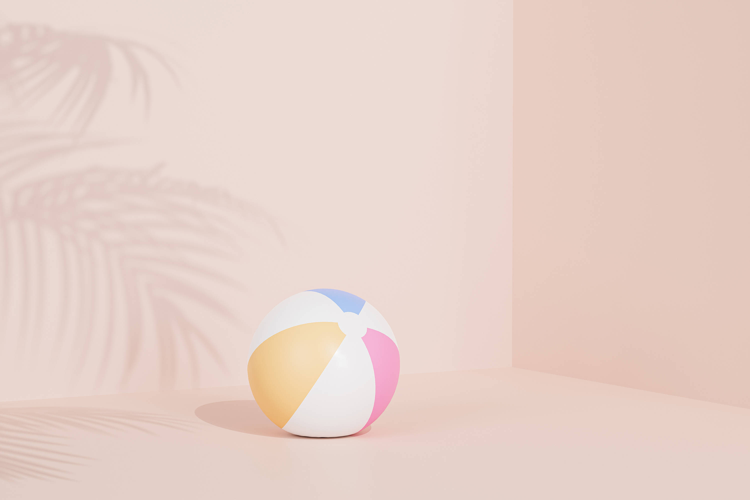 3D 沙灘球桌面壁紙 壁紙 — 一個色彩繽紛的沙灘球放在角落，在柔和的粉紅色牆壁上投射出棕櫚葉的影子。