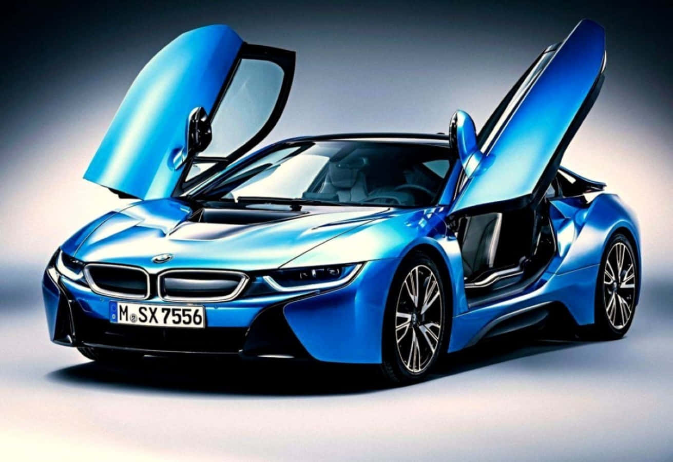 3D 足球比賽實況 壁紙 — 一輛引人注目的藍色BMW i8跑車，鷗翼門打開，背景是漸變工作室背景。