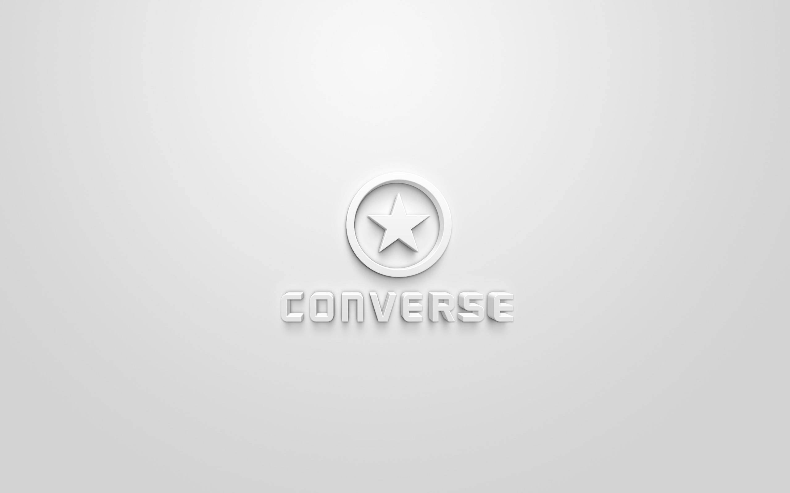 3D 銀色 Converse 標誌 壁紙 — 簡約白色Converse標誌，中央帶有星星標誌，置於柔和灰色漸變背景上。