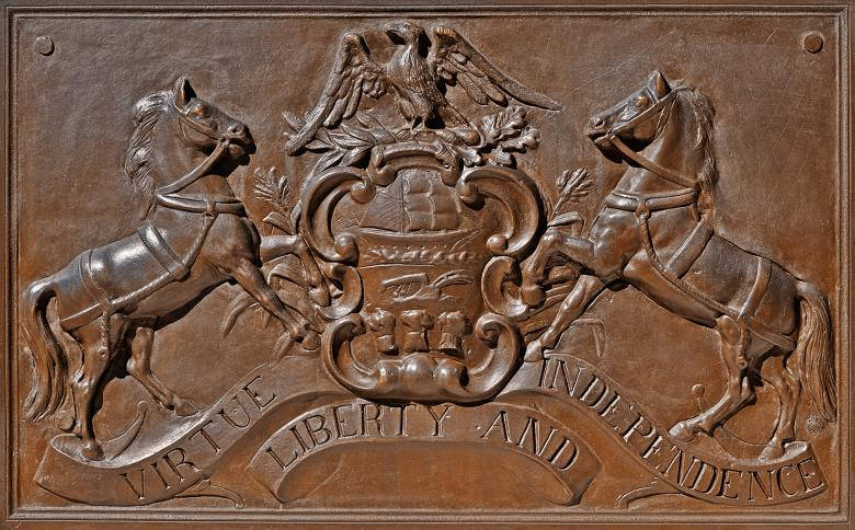 青銅浮雕，有兩匹馬、鷹、盾牌和格言 virtue liberty and independence