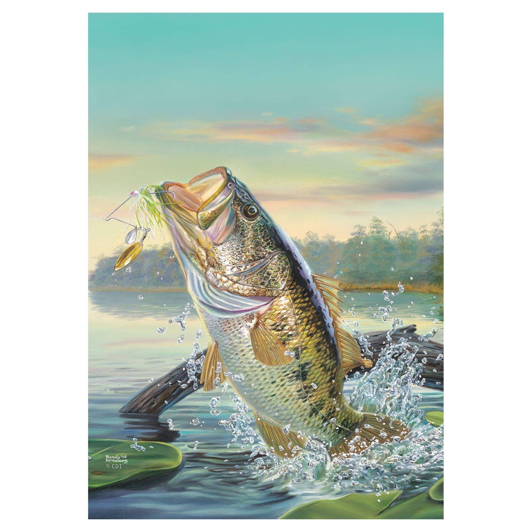 3D卡通大口黑鱸 壁紙 — 一條大鱸魚在日落時從平靜的湖面躍起，嘴裡叼著魚餌，濺起水花。
