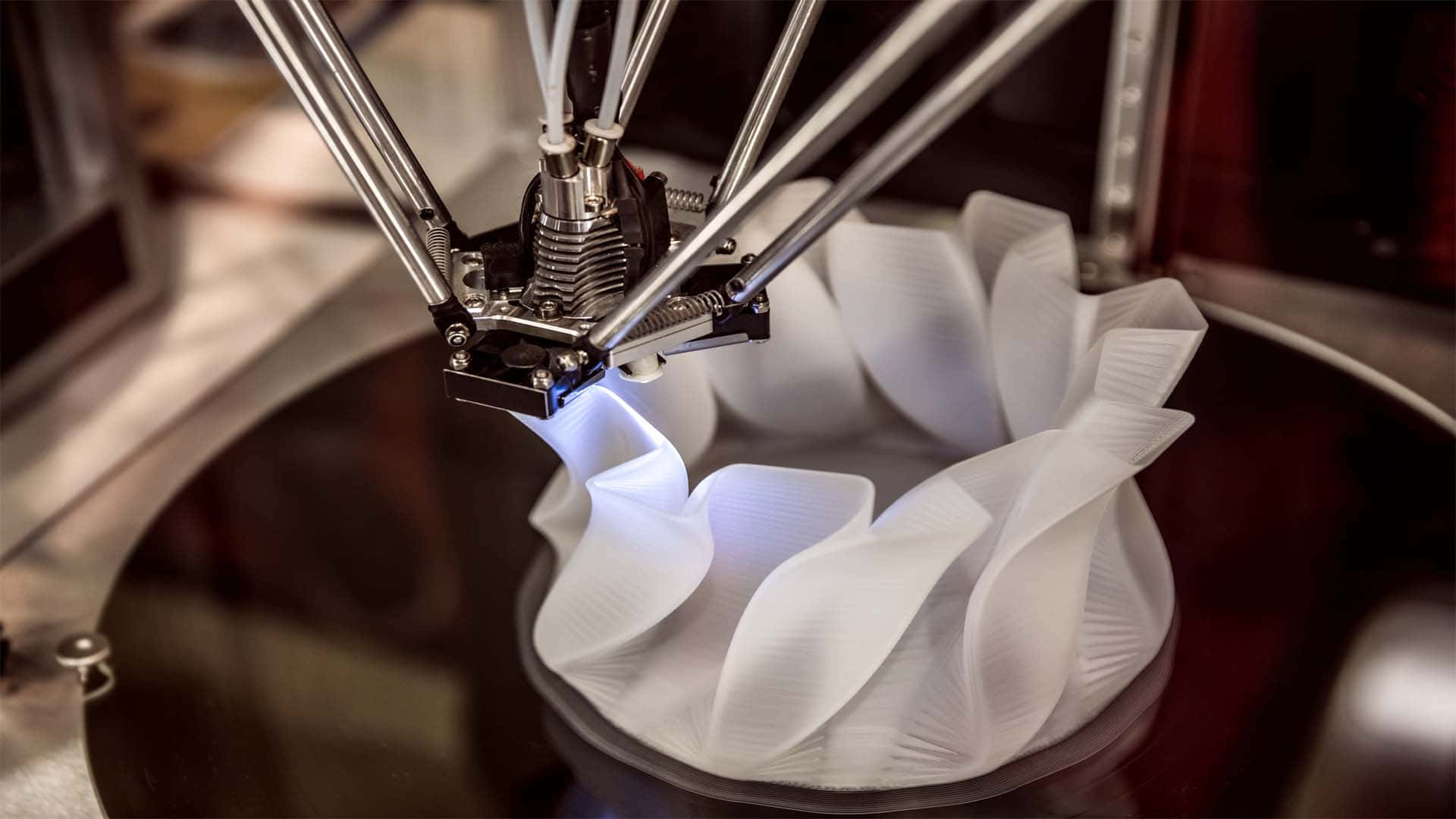 3d Printer 桌布 壁紙 — 3D打印機擠出白色線材形成帶有藍色發光的分層有機形狀的特寫。