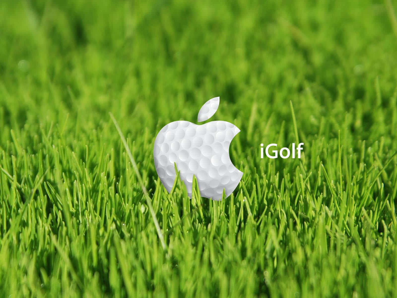 3D高爾夫桌面蘋果標誌 壁紙 — 一個白色高爾夫球，形狀像Apple標誌，放在充滿活力的綠色草地上，旁邊有「iGolf」文字。