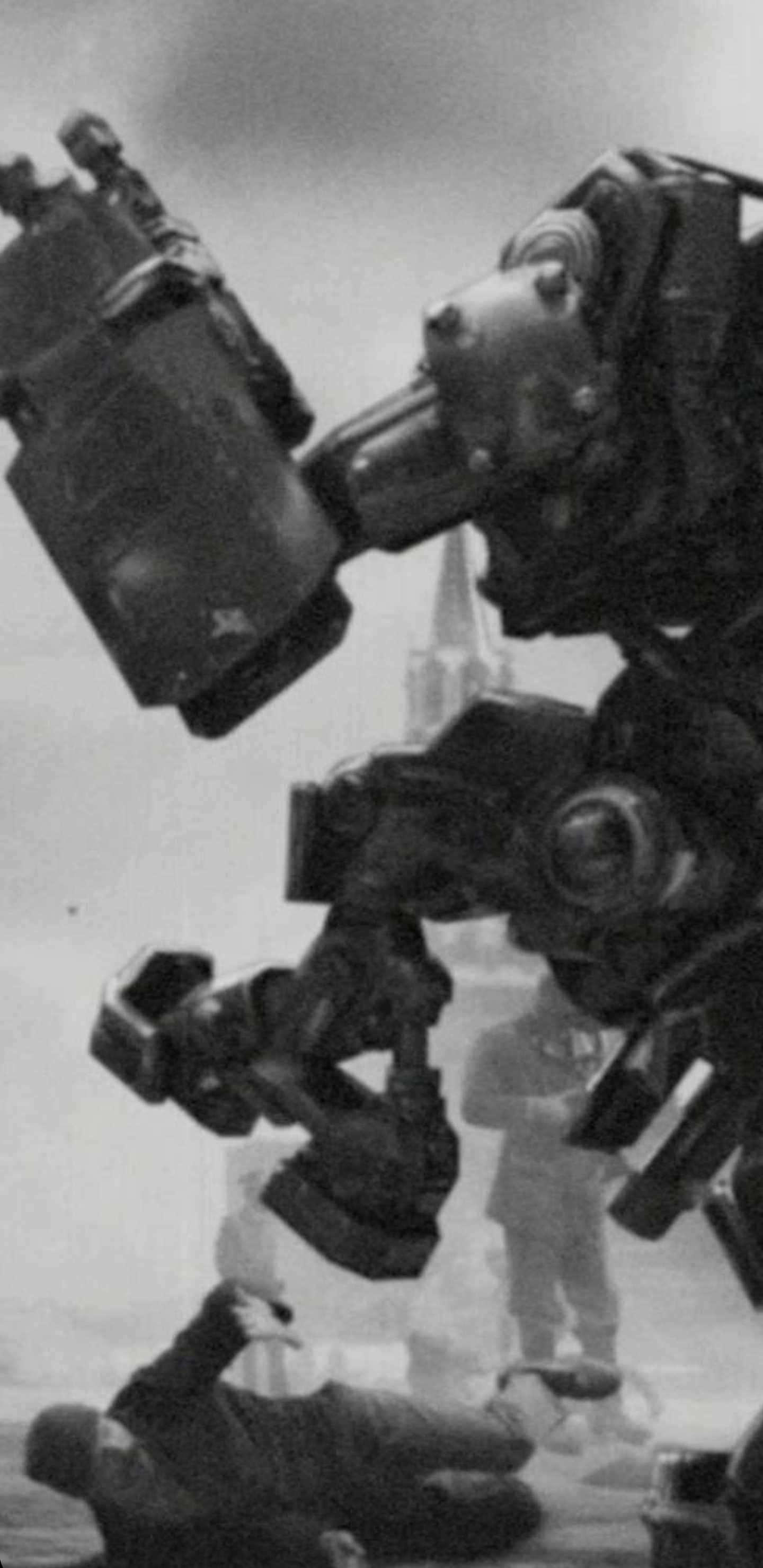 精彩遊戲時刻：像素3XL搭配《Wolfenstein II》背景 壁紙 — 一架高聳的機械戰爭機器在煙霧瀰漫的戰場上籠罩著倒下的士兵。