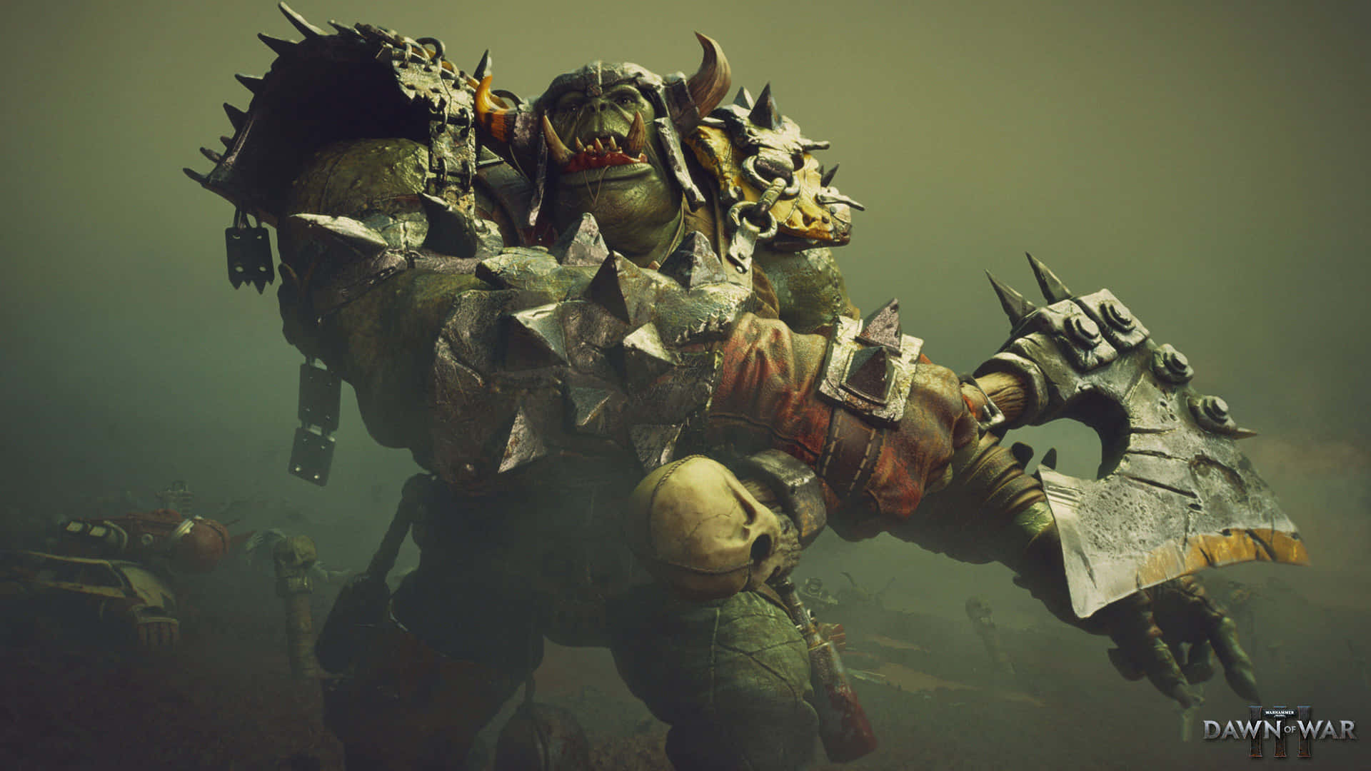 怪物獸人——最佳《戰鎚40K：戰役3》背景 壁紙 — 一個巨大的綠色獸人 warlord 穿著尖刺盔甲，在霧氣瀰漫的戰場上揮舞著一把巨大的戰斧。