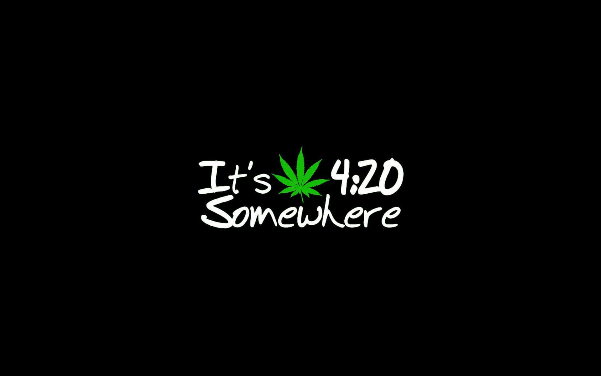 420 主題藝術創作 壁紙 — 白色風格化文字寫著「It's 4:20 Somewhere」，在「It's」和「4:20」之間有一片綠色大麻葉，背景為純黑色。