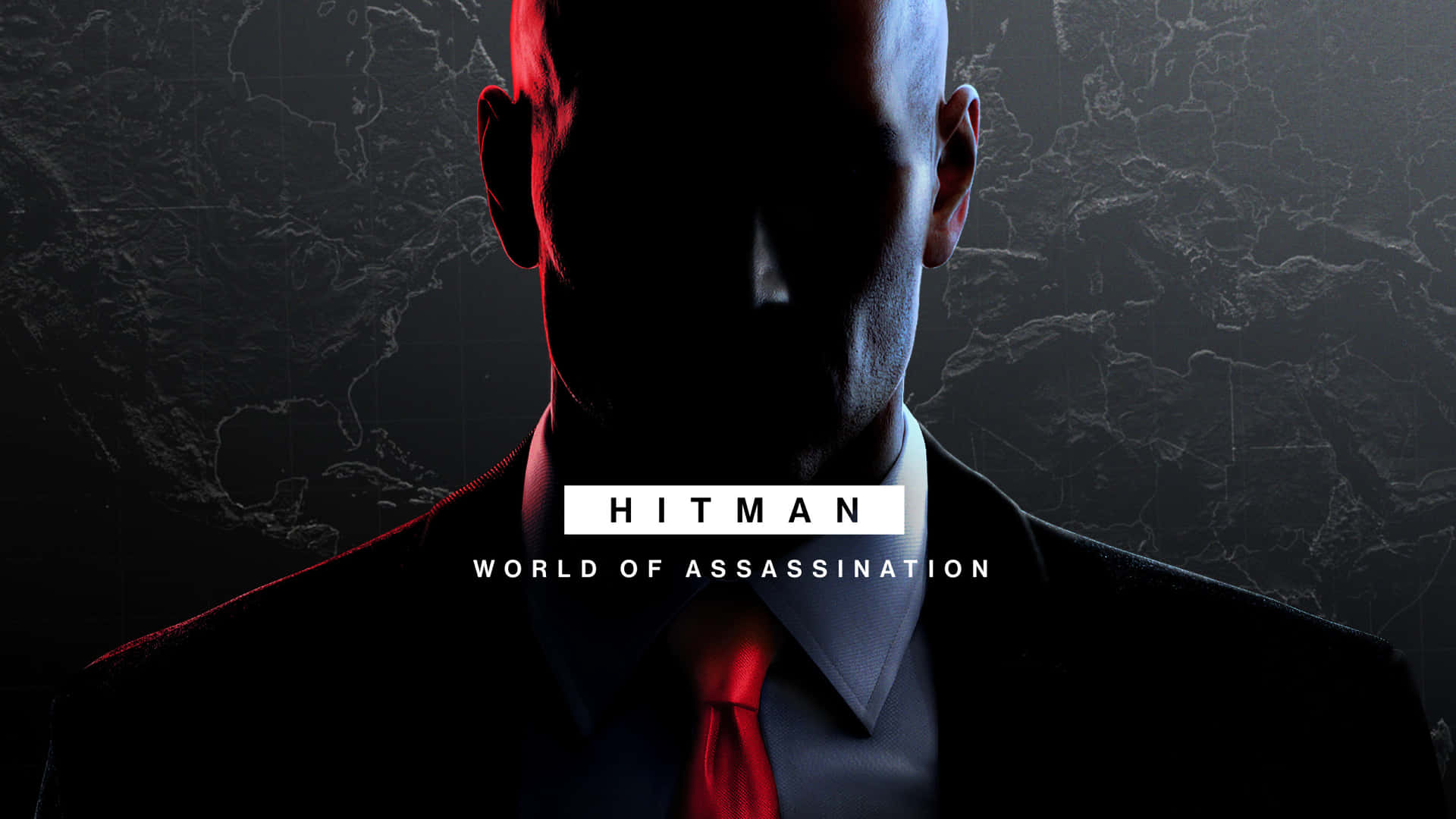 特工 47 回歸熱門動作續作《Hitman 2》 壁紙 — 一個光頭男人穿著西裝和紅色領帶的剪影，背景是深色大理石，身後隱約可見世界地圖。